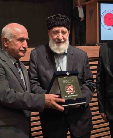 yozgatli-dr-ali-sakir-ergine-dogumunun-88nci-yilinda-adina-yazilan-kitap-hediye-edildi-xSyAZrVr.jpg