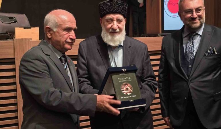 yozgatli-dr-ali-sakir-ergine-dogumunun-88nci-yilinda-adina-yazilan-kitap-hediye-edildi-xSyAZrVr.jpg