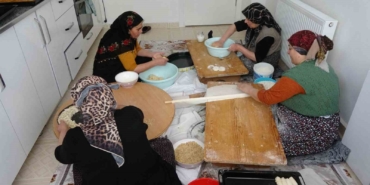 yozgatli-kadinlar-bir-araya-geliyor-bayram-sofralari-imece-usulu-tatlaniyor-ZPgHB3Qj.jpg
