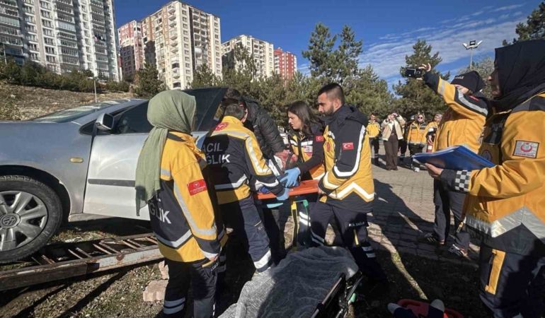 yozgatralli-etkinliginde-ambulanslar-en-hizli-mudahale-icin-yaristi-QSaF3Mdt.jpg
