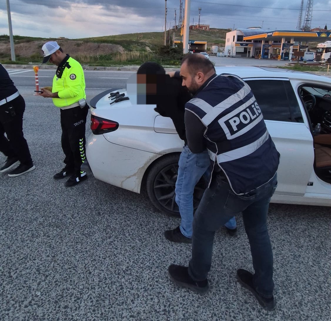 Yozgat’ta 2 şüphelinin üzerinde asırlık 3 tabanca ele geçirildi 6 yozgatta 2 suphelinin uzerinde asirlik 3 tabanca ele gecirildi 2