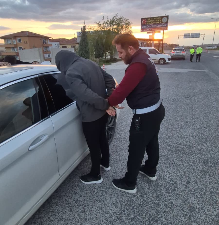 Yozgat’ta 2 şüphelinin üzerinde asırlık 3 tabanca ele geçirildi 7 yozgatta 2 suphelinin uzerinde asirlik 3 tabanca ele gecirildi 3 w9iH7Fs2