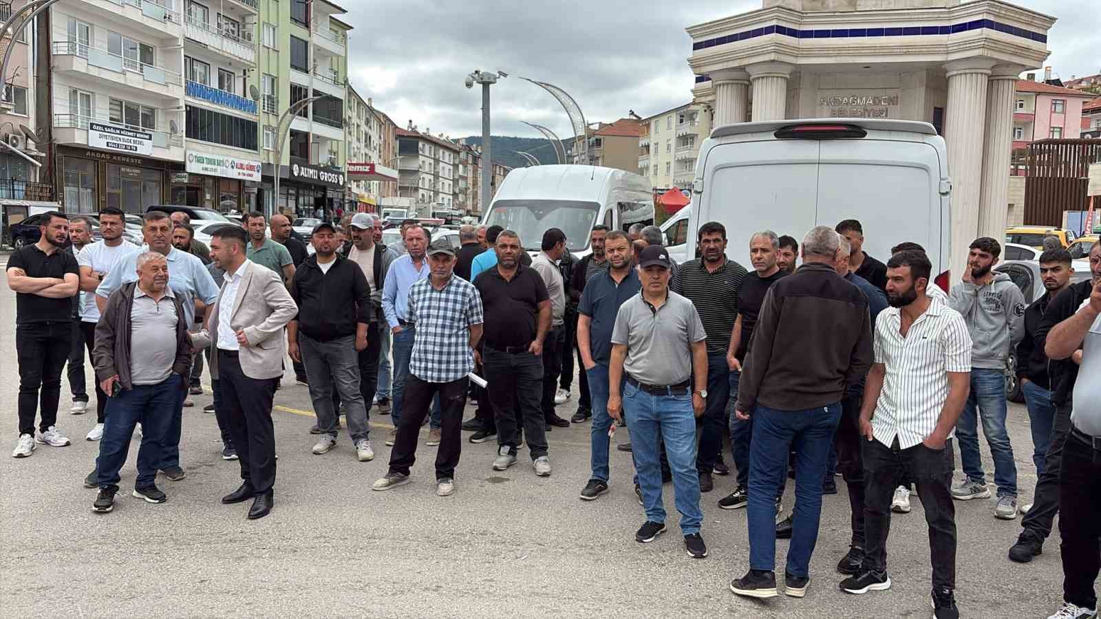 Yozgat’ta 4 aydır maaşlarını alamadıklarını ileri süren maden işçileri işvereni protesto etti 6 yozgatta 4 aydir maaslarini alamadiklarini ileri suren maden iscileri isvereni protesto etti 2 mSGtEaON