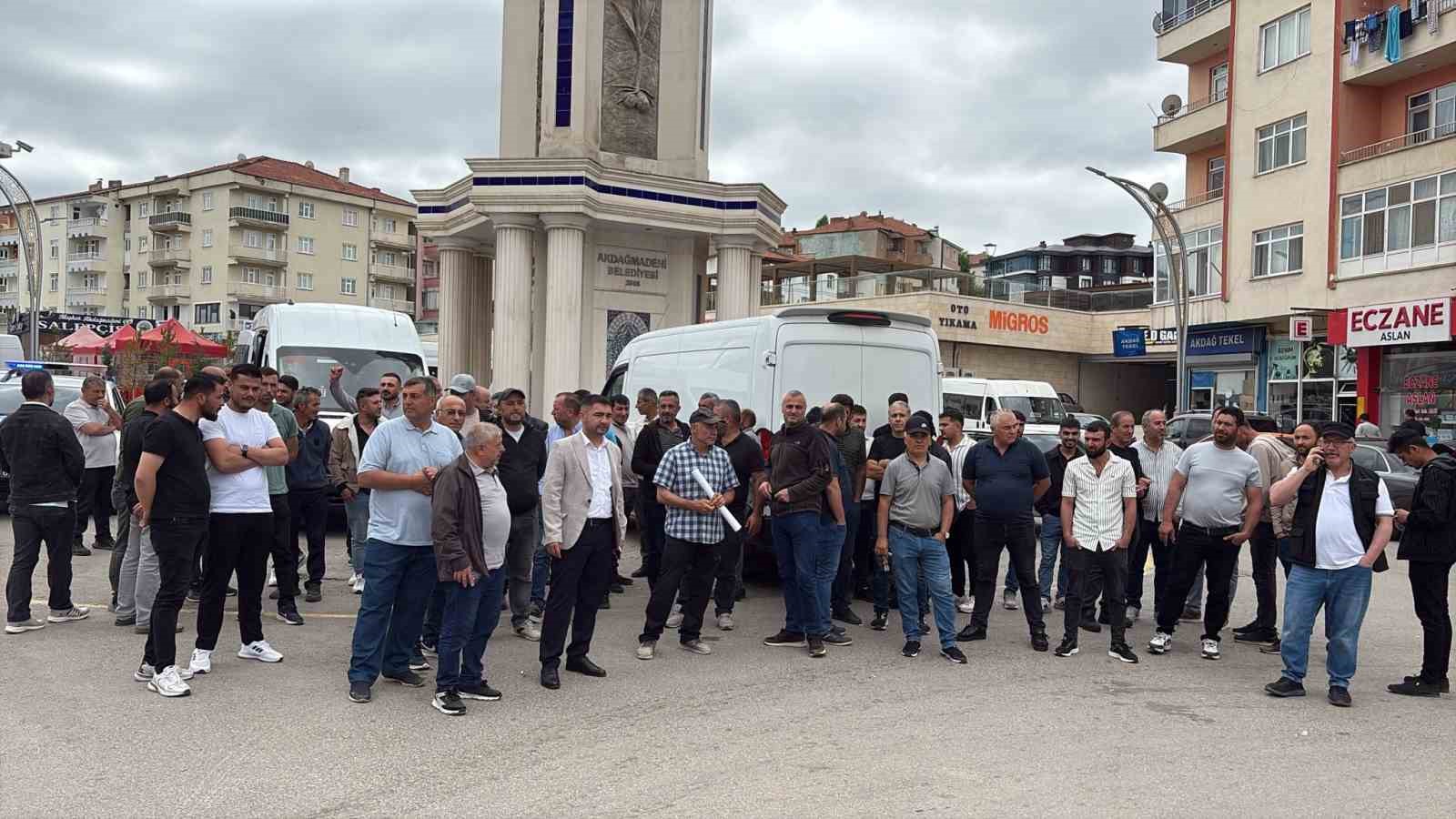 Yozgat’ta 4 aydır maaşlarını alamadıklarını ileri süren maden işçileri işvereni protesto etti 7 yozgatta 4 aydir maaslarini alamadiklarini ileri suren maden iscileri isvereni protesto etti 3 WZTXfXcJ