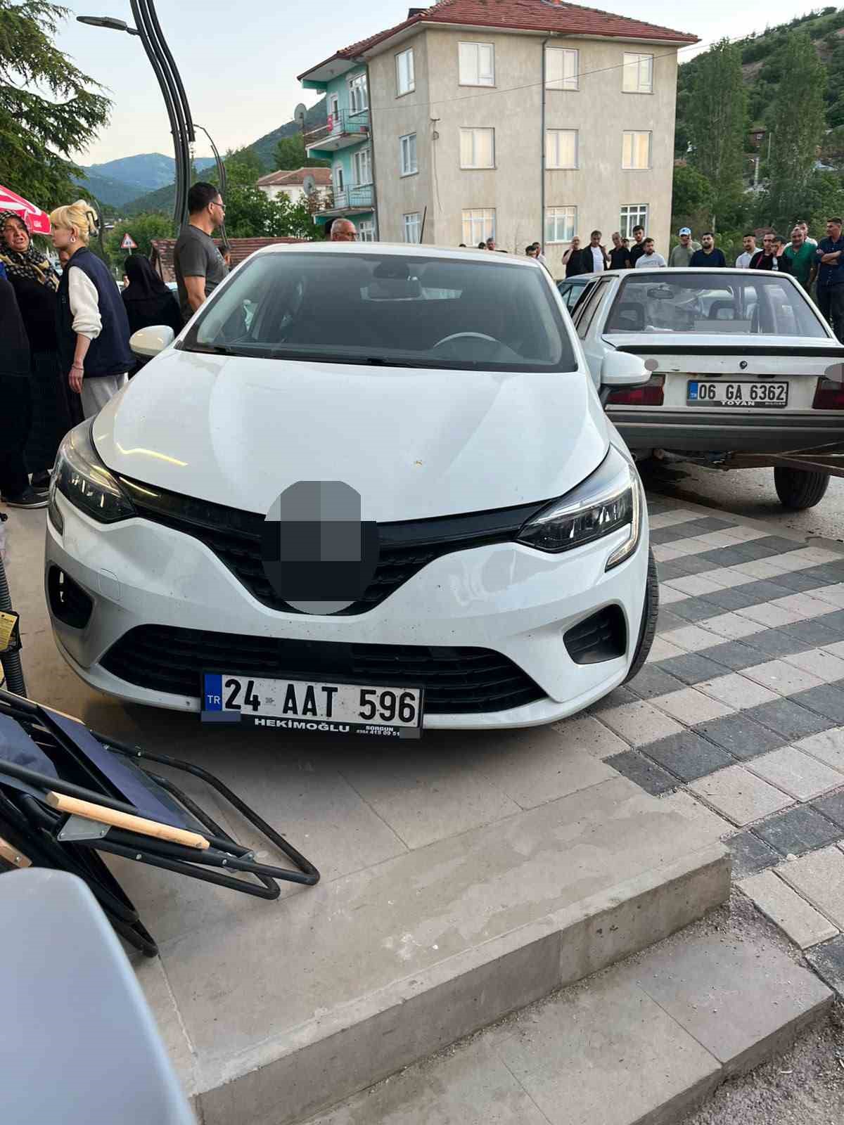 Yozgat’ta freni patlayan otomobil iki araca çarptı: 6 yaralı 9 yozgatta freni patlayan otomobil iki araca carpti 6 yarali 5