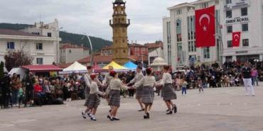 yozgatta-halk-danslari-senligi-ilgiyle-karsilandi-kdWt64qf.jpg