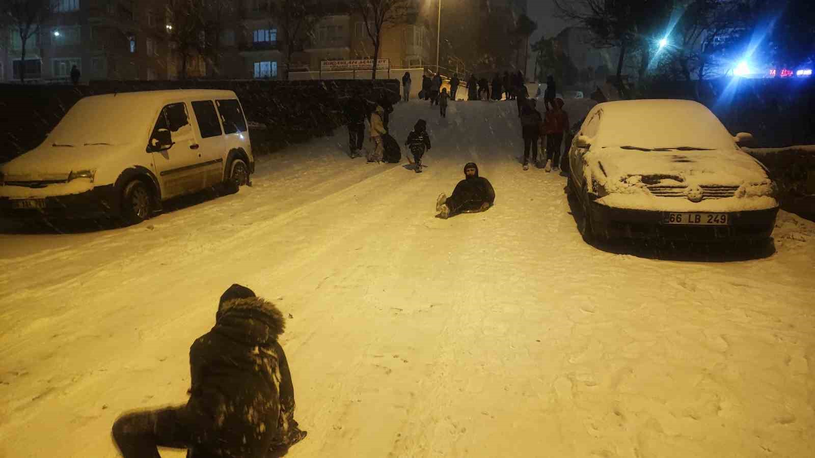 yozgatta mahalle aralarinda kar eglencesi sokaklar kayak pistini aratmadi 2 cXzkXqnr