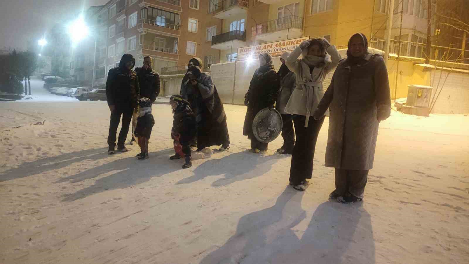 yozgatta mahalle aralarinda kar eglencesi sokaklar kayak pistini aratmadi 4 ON3CWplI
