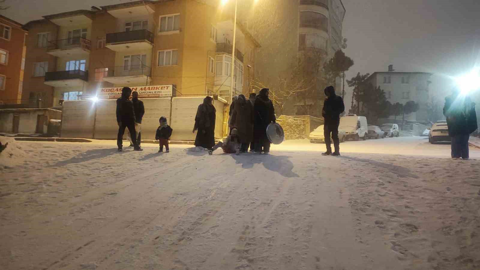 yozgatta mahalle aralarinda kar eglencesi sokaklar kayak pistini aratmadi 5 wFd9dRbL