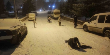 yozgatta-mahalle-aralarinda-kar-eglencesi-sokaklar-kayak-pistini-aratmadi-HJsyvRx6.jpg
