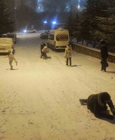 yozgatta-mahalle-aralarinda-kar-eglencesi-sokaklar-kayak-pistini-aratmadi-HJsyvRx6.jpg