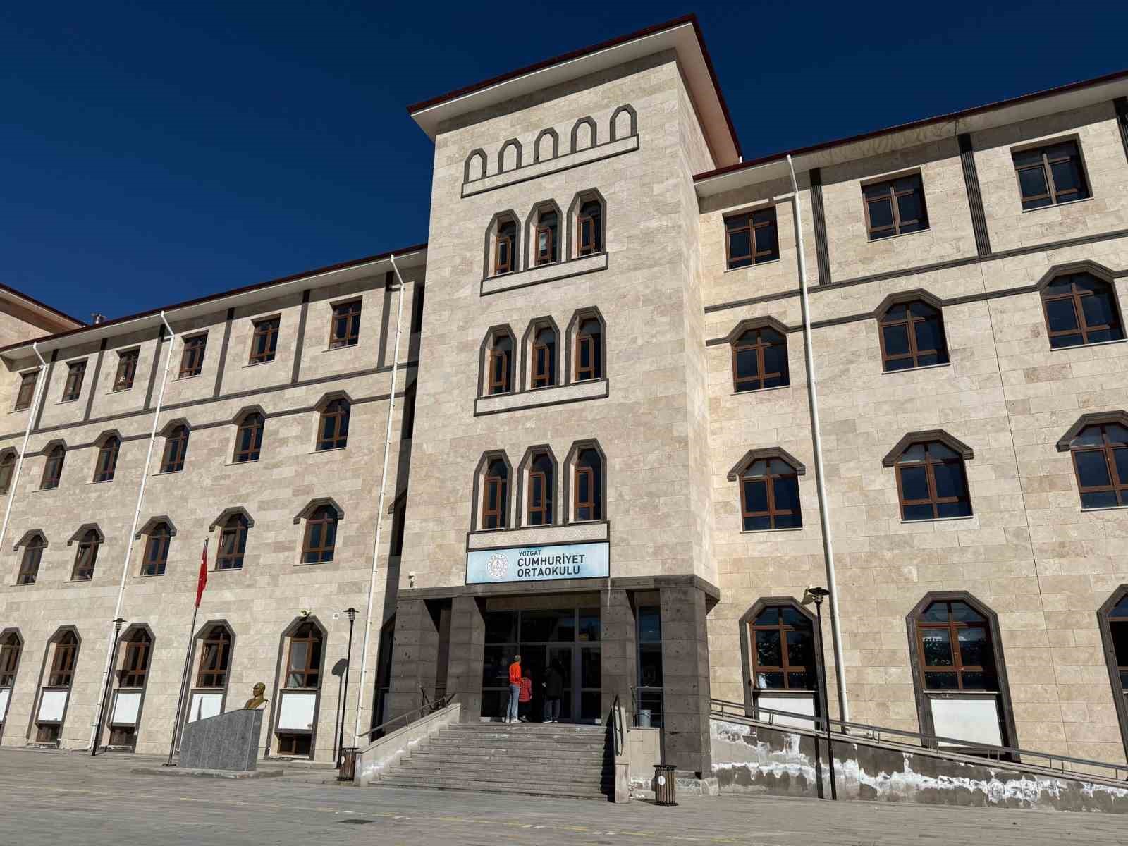 yozgatta ogrenci yakini okul mudurunu darbetti 2 mjm7Ir6I