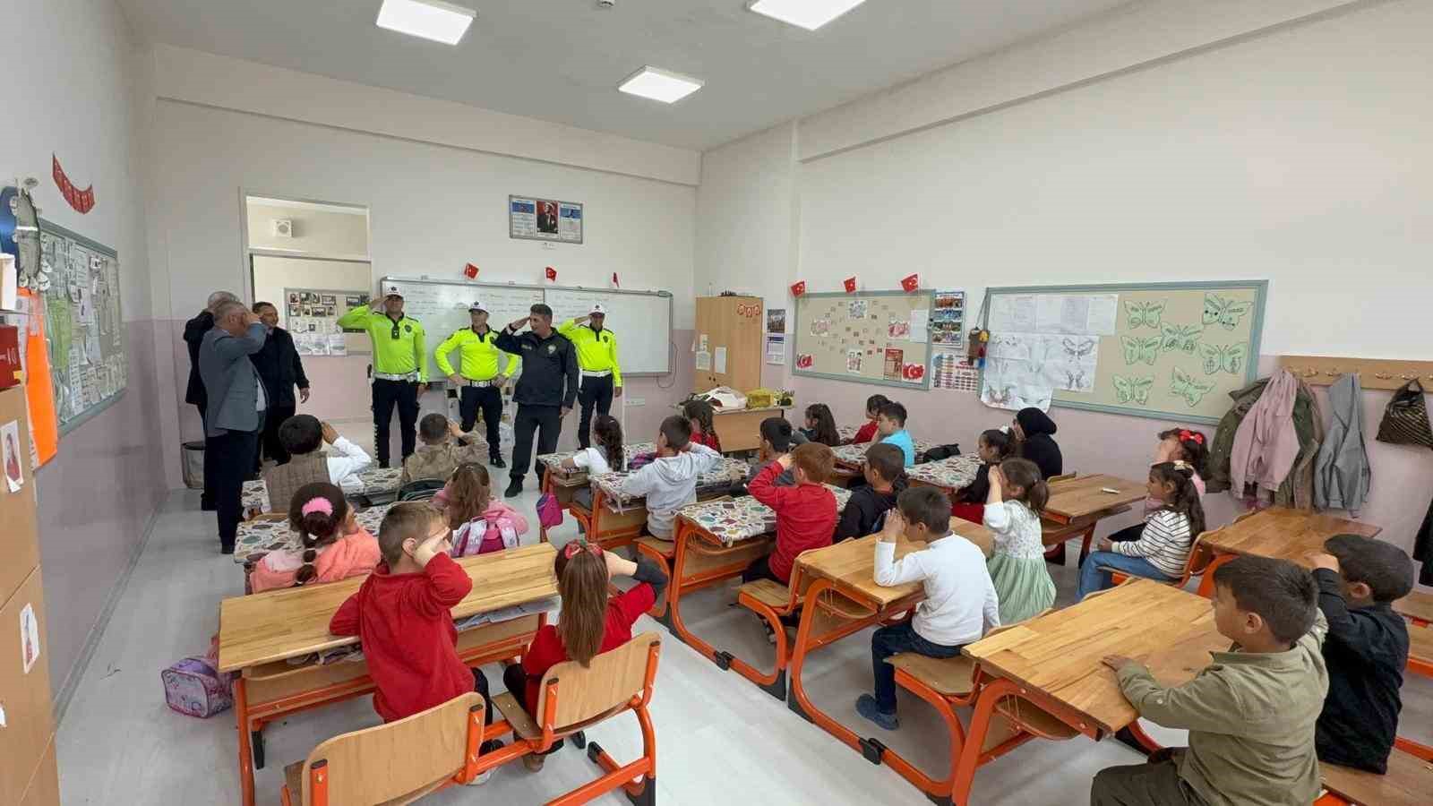 yozgatta polis selami veren minikler kalpleri isitti 0 LYlK7FjT
