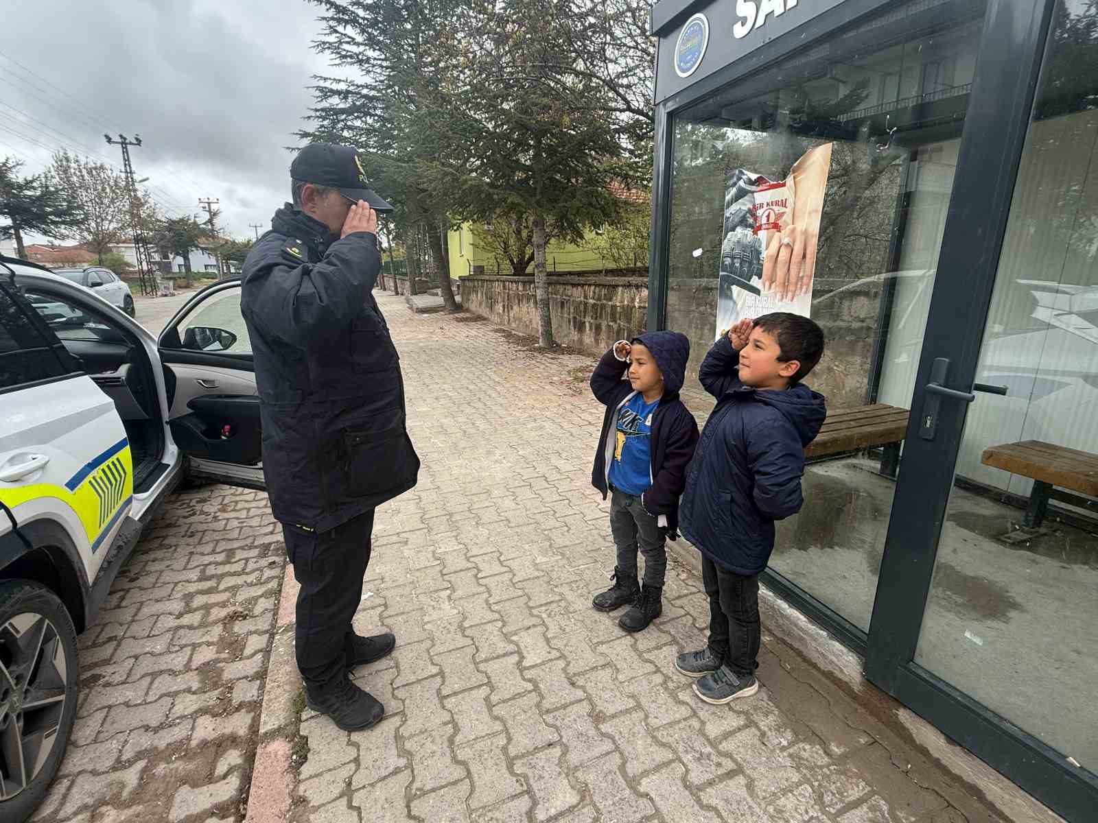yozgatta polis selami veren minikler kalpleri isitti 1 2JHQSL1q
