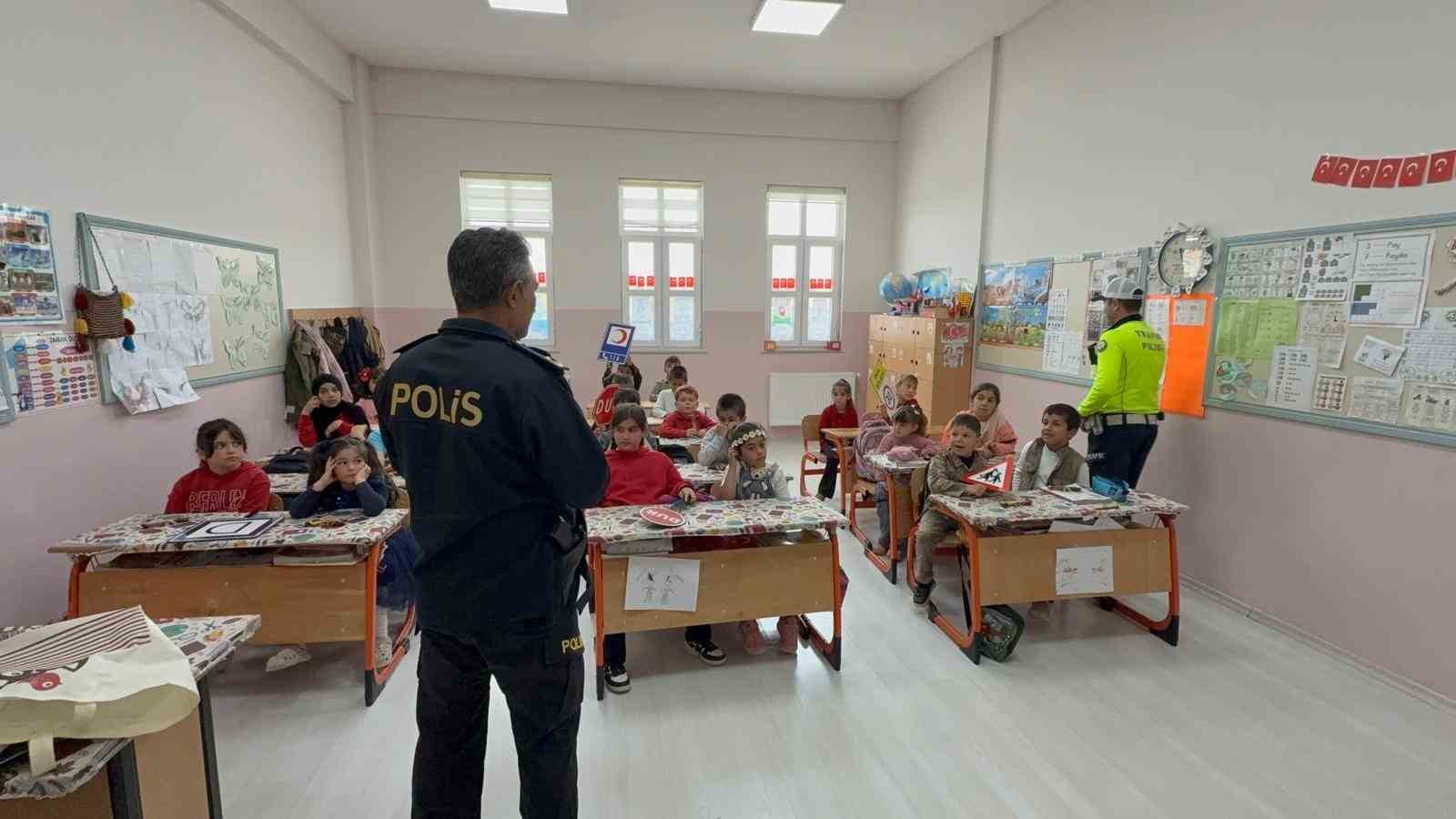 yozgatta polis selami veren minikler kalpleri isitti 2 snjfKf2E
