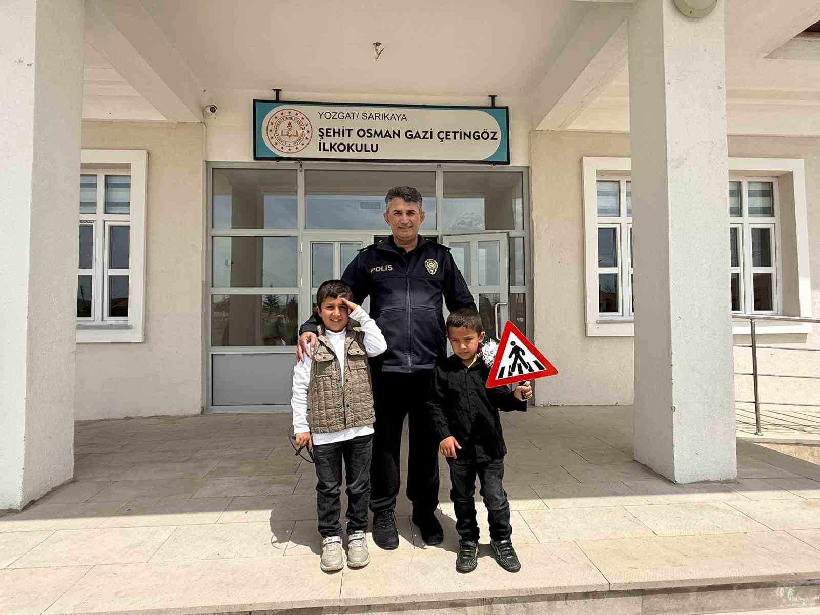 yozgatta polis selami veren minikler kalpleri isitti 4 POWFMBD6