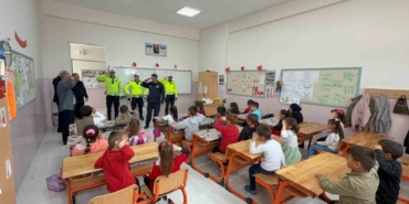 yozgatta-polis-selami-veren-minikler-kalpleri-isitti-4c7aOB1b.jpg