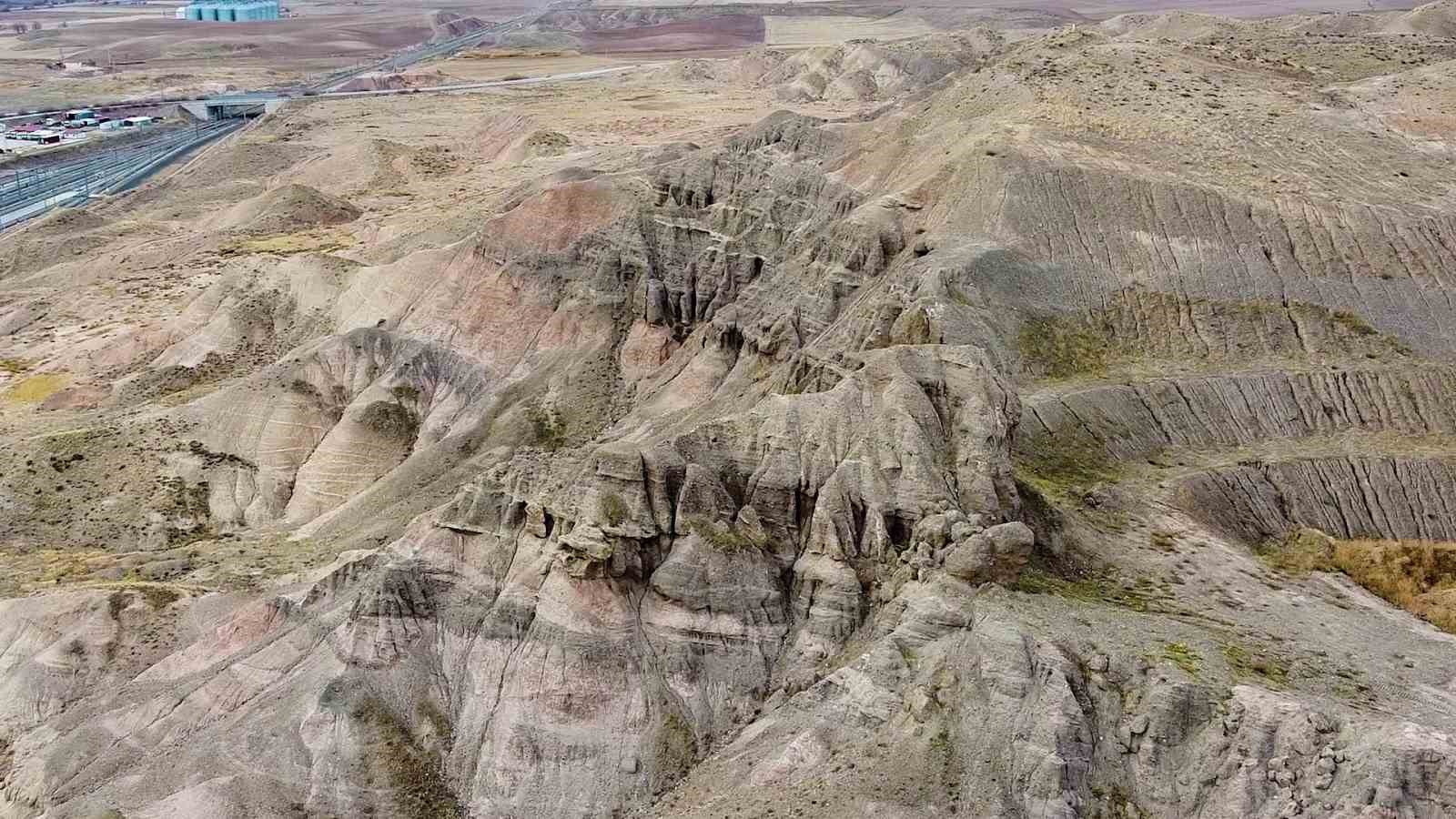 yozgatta yagmur kar ve ruzgarin sekillendirdigi tepe dron kamerasiyla goruntulendi 4 DOIp6u4Z