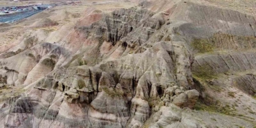 yozgatta-yagmur-kar-ve-ruzgarin-sekillendirdigi-tepe-dron-kamerasiyla-goruntulendi-iwaHPNxL.jpg