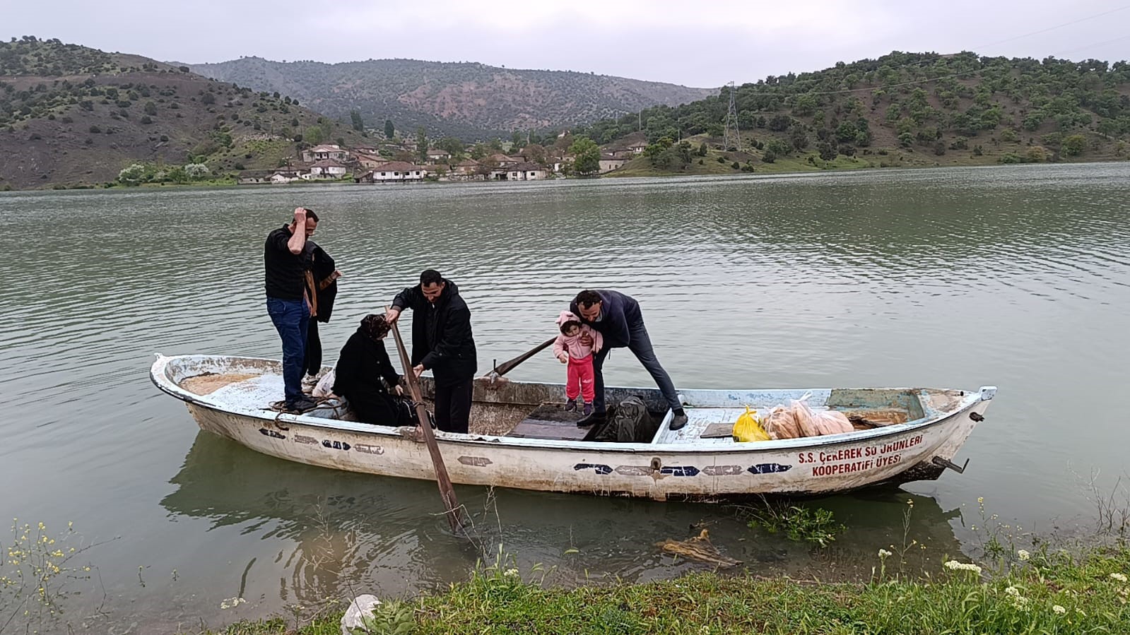 yozgatta yolu sular altinda kaln koye kayikla ulastilar 0