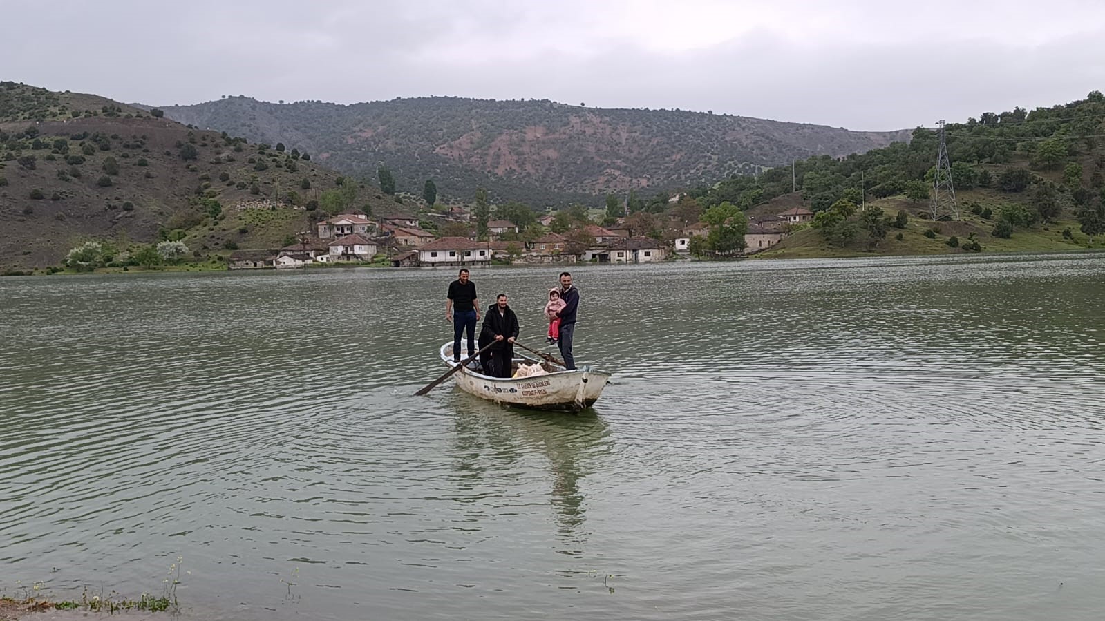 yozgatta yolu sular altinda kaln koye kayikla ulastilar 2