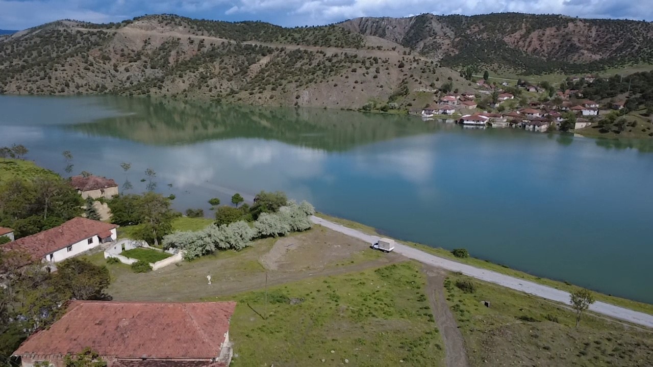 yozgatta yolu sular altinda kaln koye kayikla ulastilar 6 kcHBud1Q