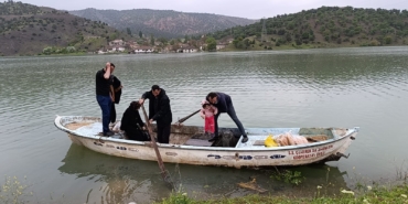 yozgatta-yolu-sular-altinda-kaln-koye-kayikla-ulastilar-eW9YX1cF.jpg