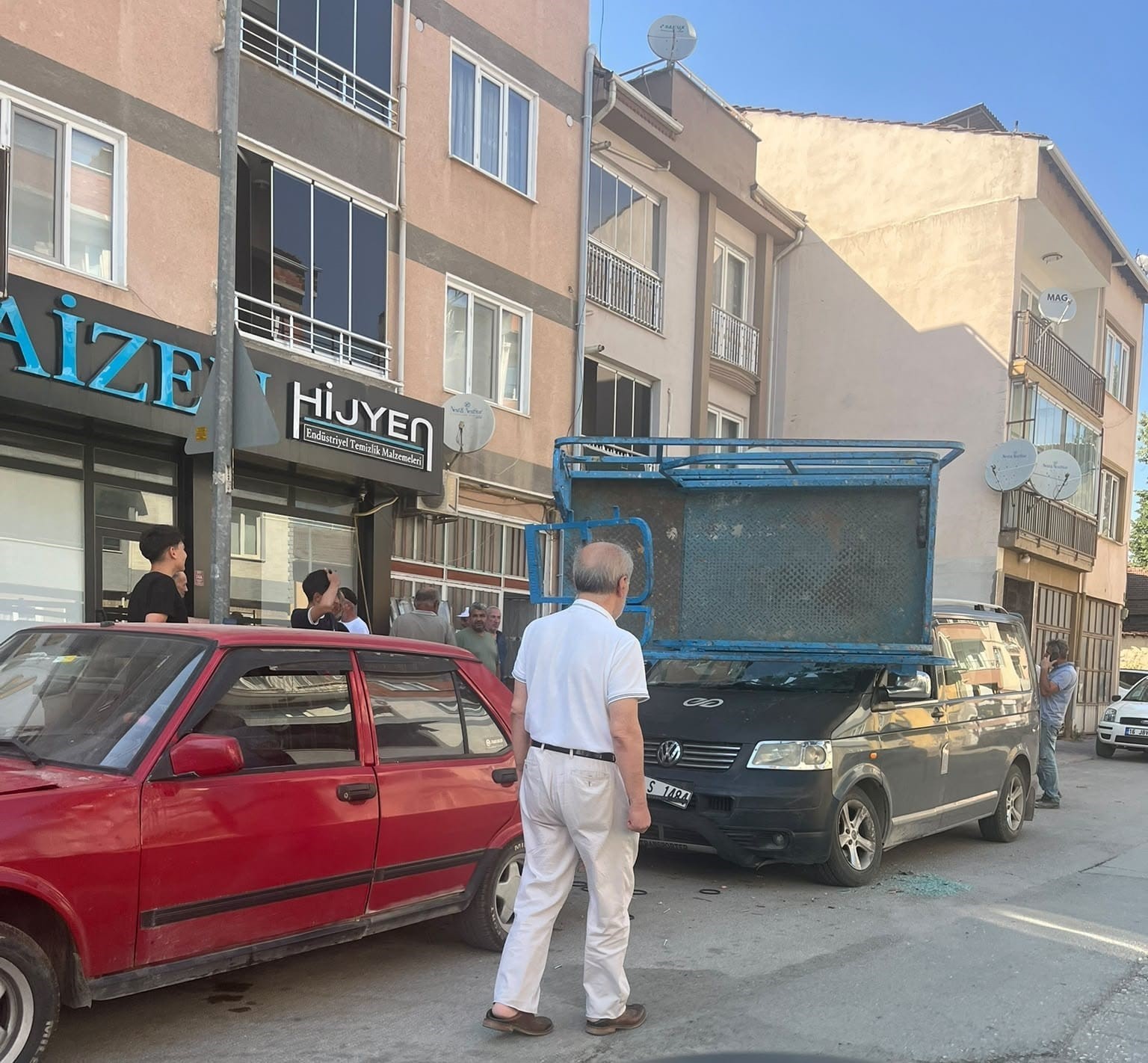 Yük asansörü minibüsün üzerine böyle devrildi 4 yuk asansoru minibusun uzerine boyle devrildi 0