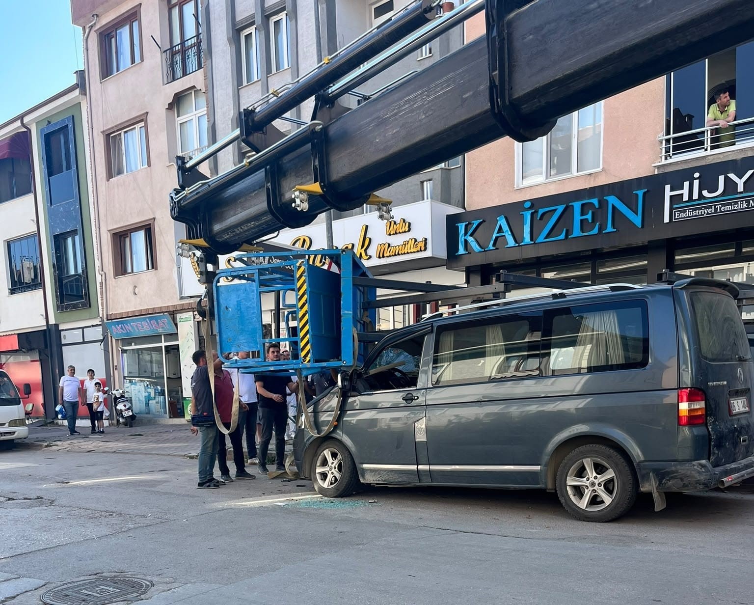 Yük asansörü minibüsün üzerine böyle devrildi 5 yuk asansoru minibusun uzerine boyle devrildi 1 B1ljfPjD