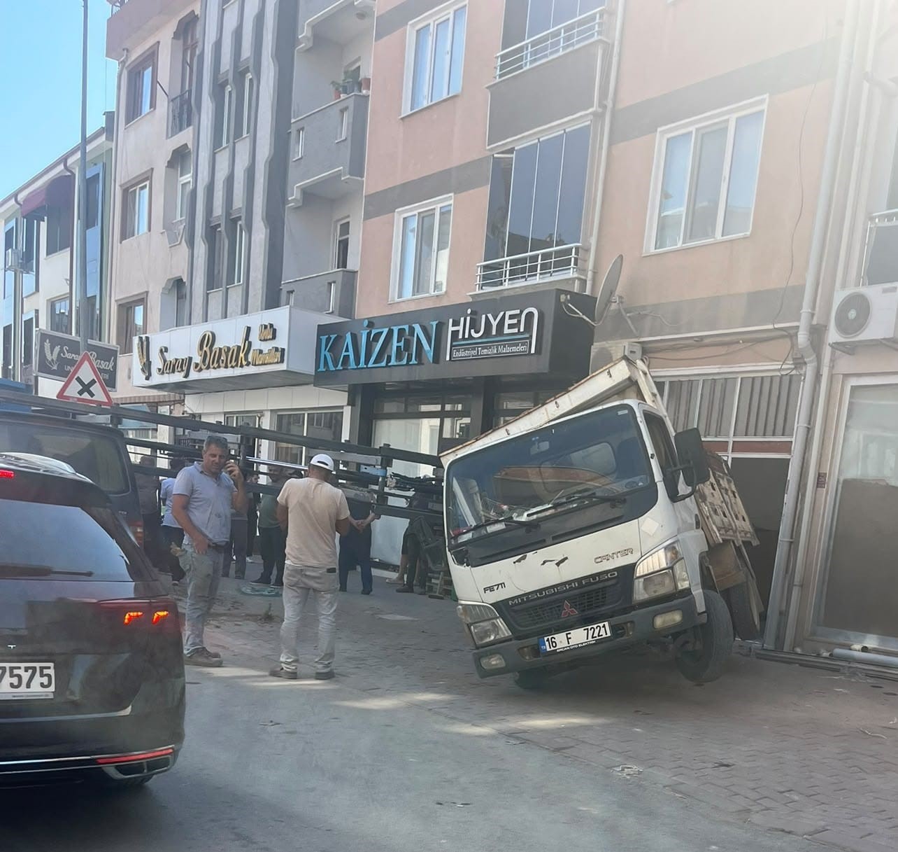 Yük asansörü minibüsün üzerine böyle devrildi 6 yuk asansoru minibusun uzerine boyle devrildi 2 3saSGQUc