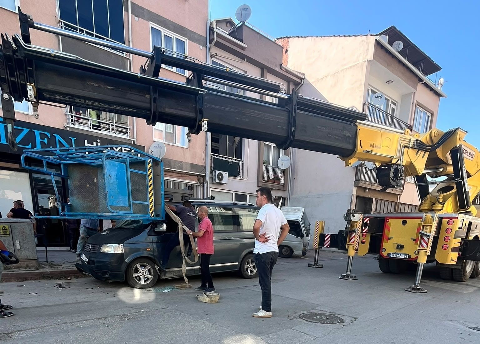 Yük asansörü minibüsün üzerine böyle devrildi 7 yuk asansoru minibusun uzerine boyle devrildi 3 kgFMgU8U