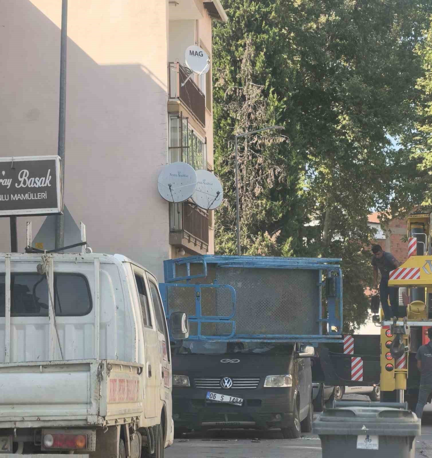 Yük asansörü minibüsün üzerine böyle devrildi 8 yuk asansoru minibusun uzerine boyle devrildi 4 g6vkAgm2