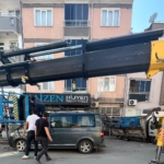yuk-asansoru-minibusun-uzerine-boyle-devrildi-HJUj7MLv.jpg