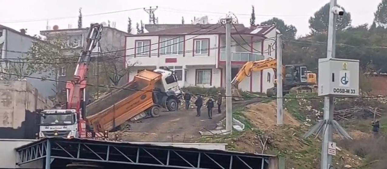 yuk bosaltan kamyon askida kaldi 1 wIcQ3fAL