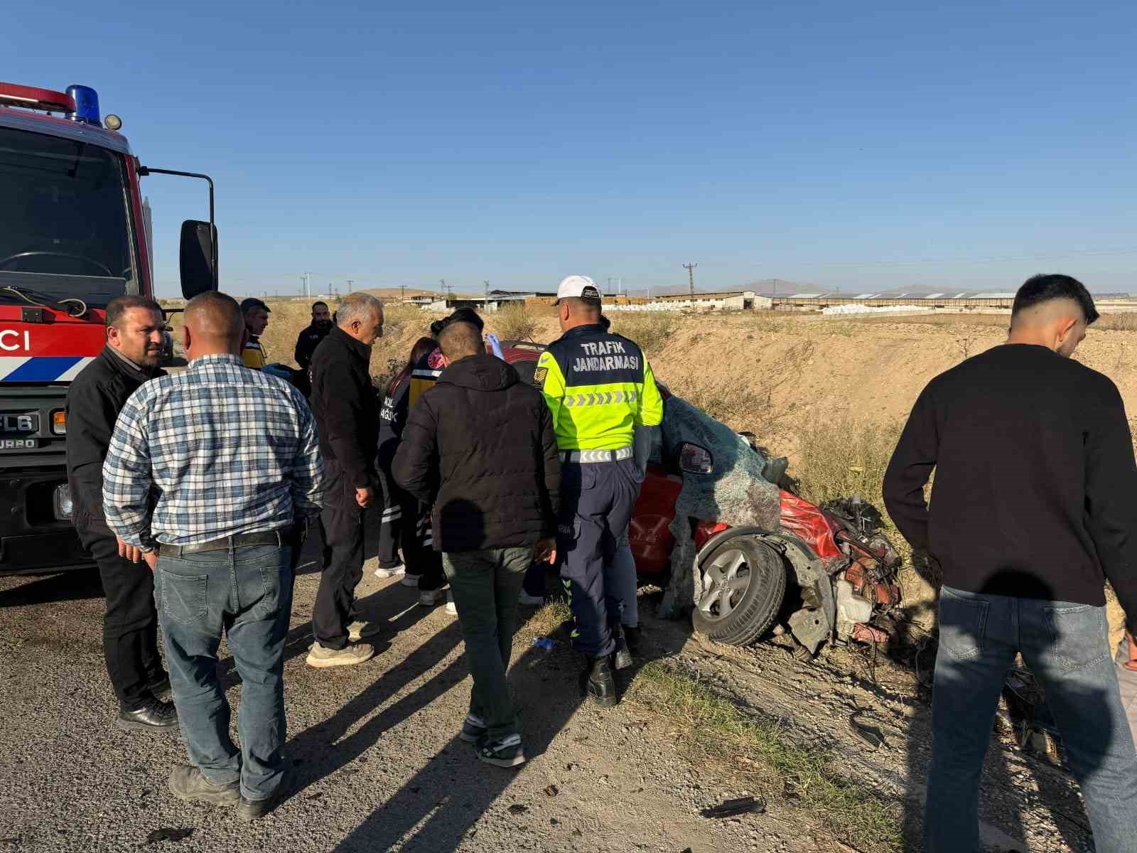 yuk kamyonuyla carpisan otomobil hurdaya dondu 1 olu 1 yarali 2 QGV7DK9p