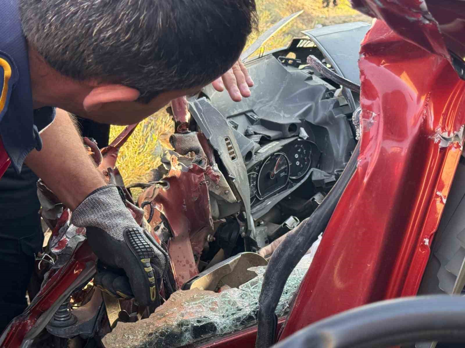 yuk kamyonuyla carpisan otomobil hurdaya dondu 1 olu 1 yarali 3 zOMQ8STV