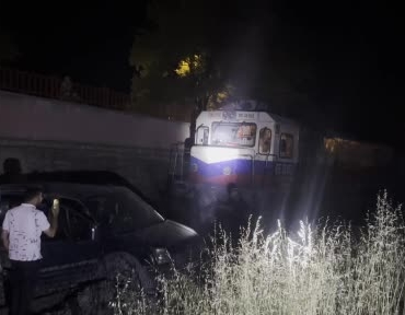 yuk-treni-hafif-ticari-araci-120-metre-surukledi-2-yarali-Ota56Tgt.jpg
