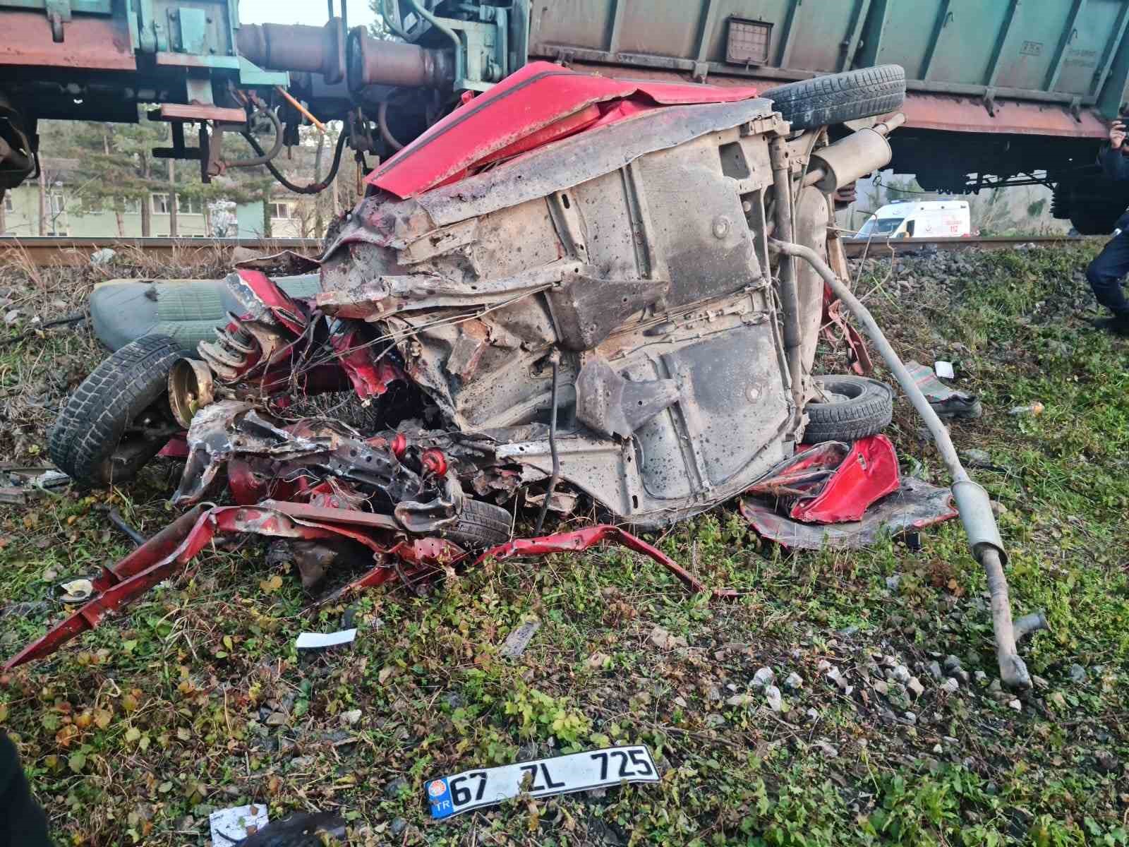 yuk treni hemzemin gecitte otomobile carpti 1 olu 0 7mMuBGIC