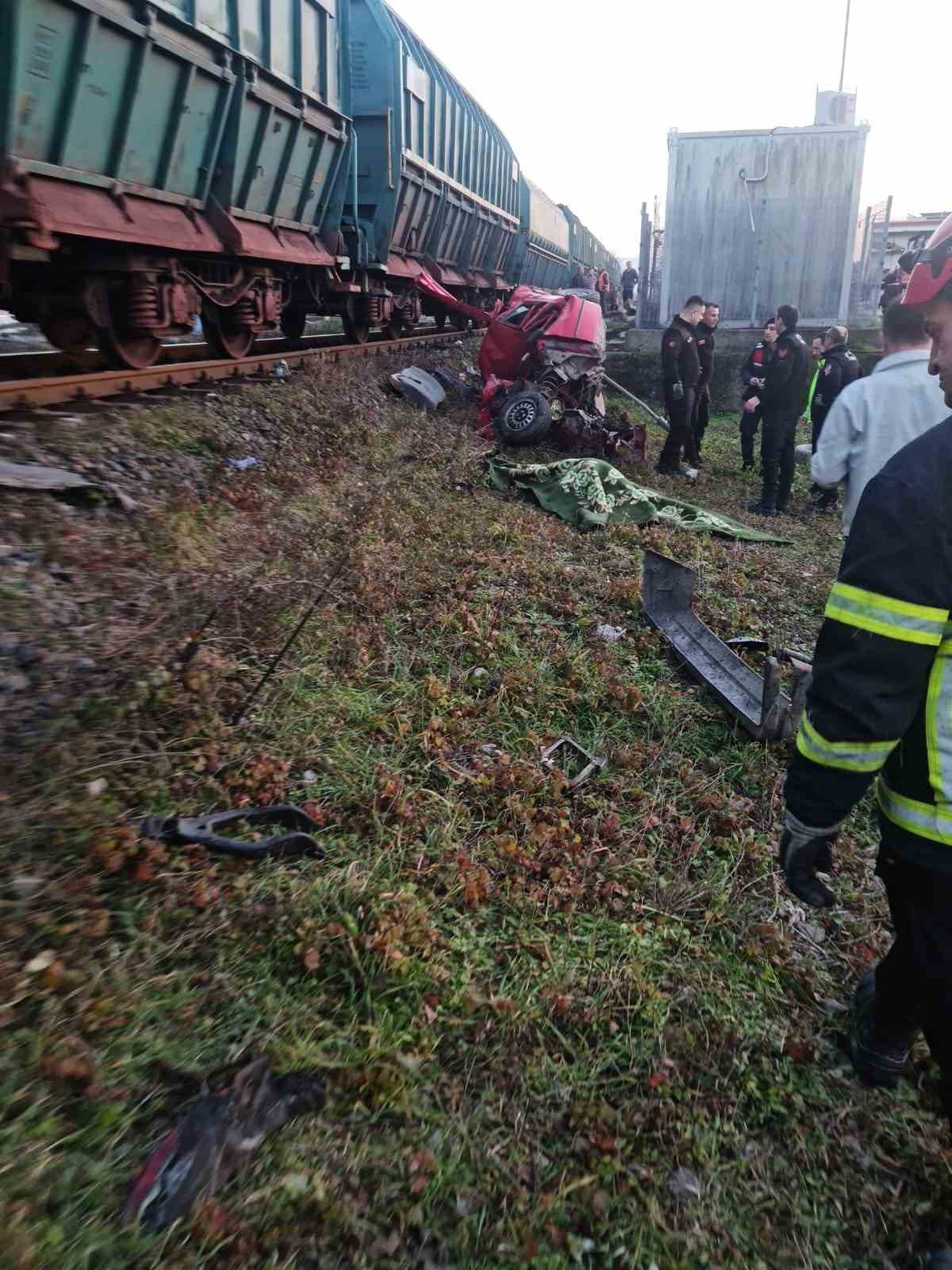 yuk treni hemzemin gecitte otomobile carpti 1 olu 3 wpbzRLfO