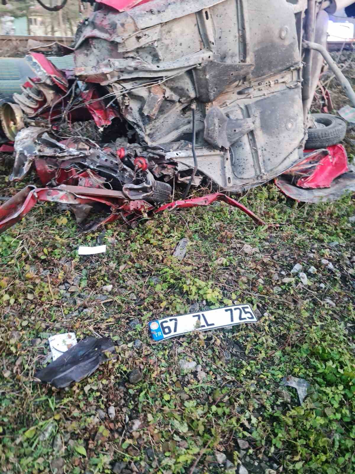 yuk treni hemzemin gecitte otomobile carpti 1 olu 4 Eu2f8biM