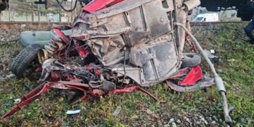 yuk-treni-hemzemin-gecitte-otomobile-carpti-1-olu-GCgalm5y.jpg