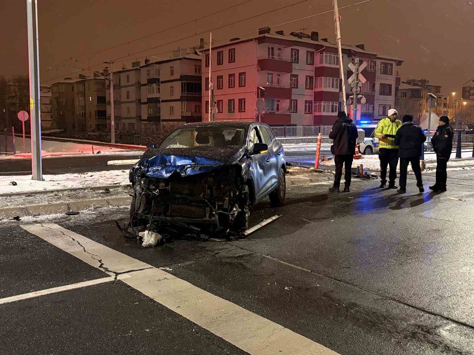 yuk treniyle carpisan suv aracin surucusu yara almadan kurtuldu 1