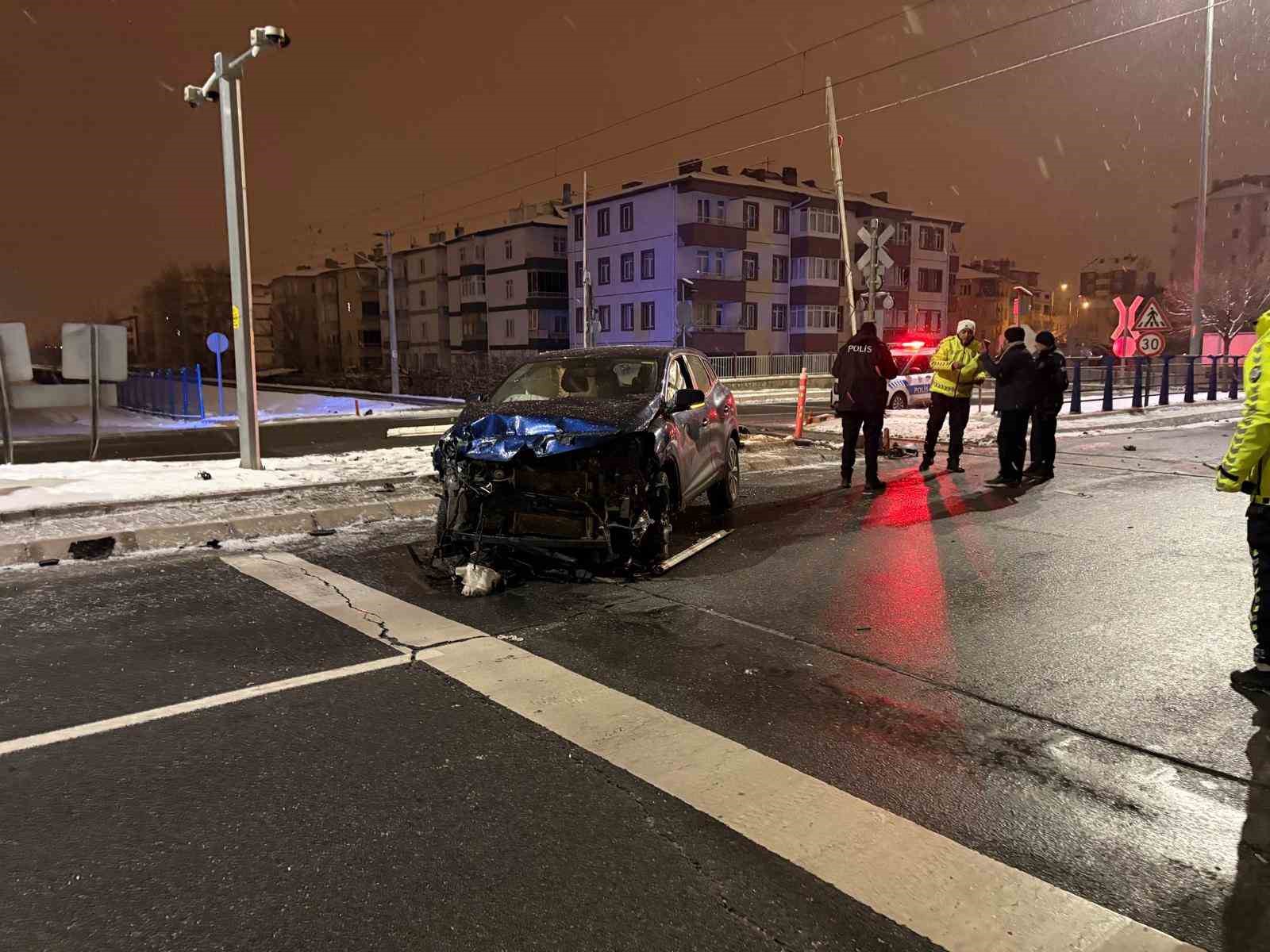 yuk treniyle carpisan suv aracin surucusu yara almadan kurtuldu 2 pf4VrnMv