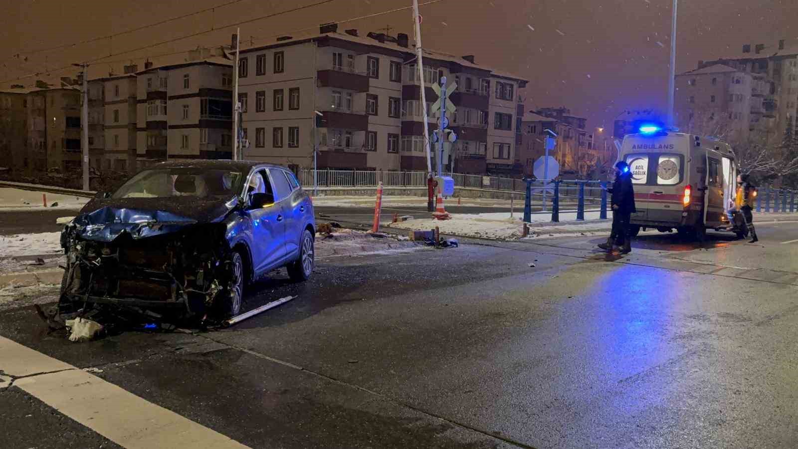 yuk treniyle carpisan suv aracin surucusu yara almadan kurtuldu 3 iEjdwSBP
