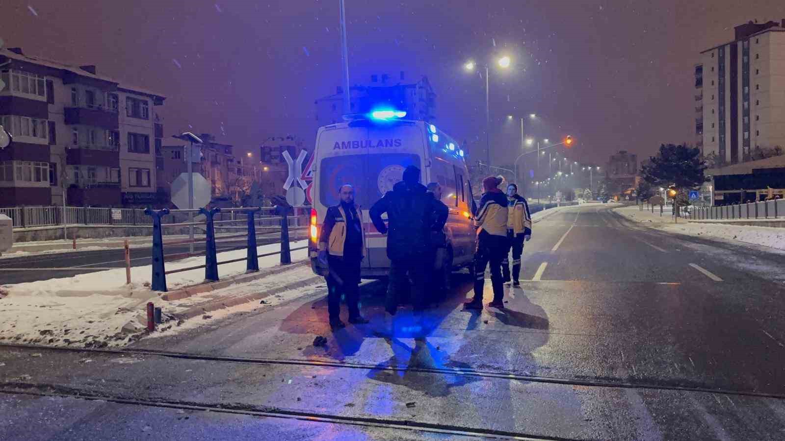 yuk treniyle carpisan suv aracin surucusu yara almadan kurtuldu 4