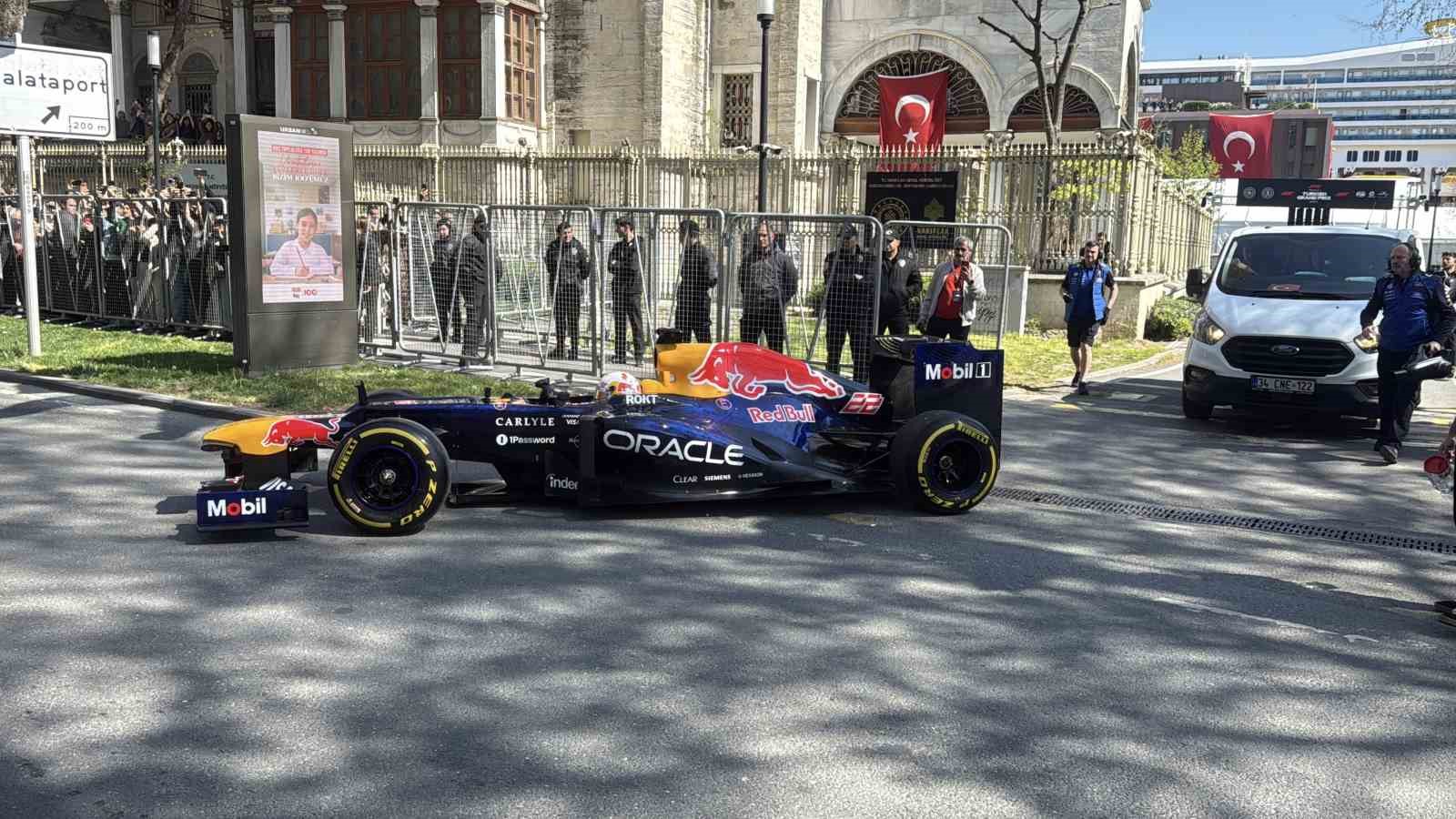 yuki tsunodadan istanbul sokaklarinda gosteri surusu 2 jECKCAFu