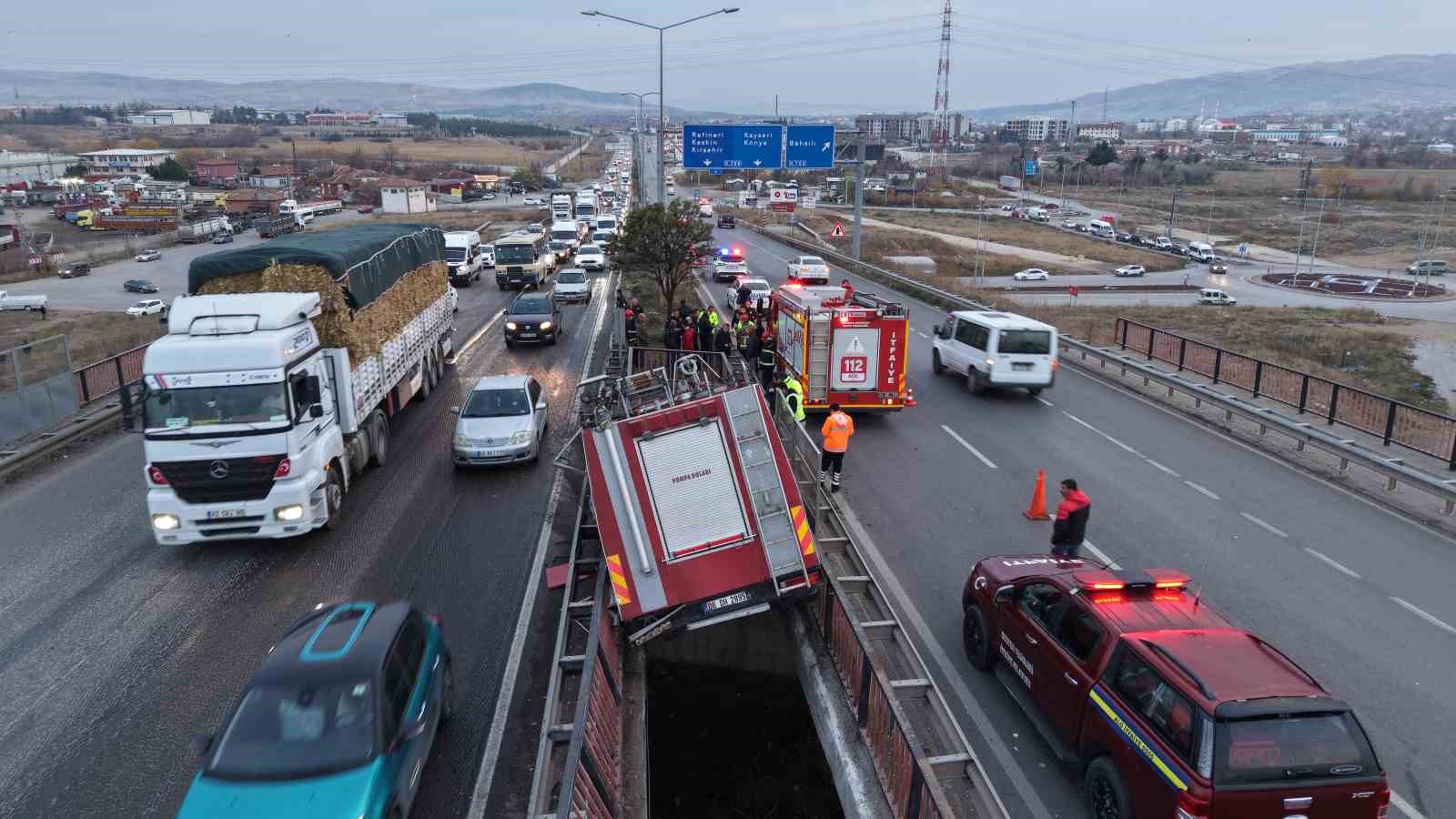 Yüksek gerilim tellerine ramak kala, itfaiye aracı köprü arasında sıkıştı: 3 personel yaralı 5 yuksek gerilim tellerine ramak kala itfaiye araci kopru arasinda sikisti 3 personel yarali 1