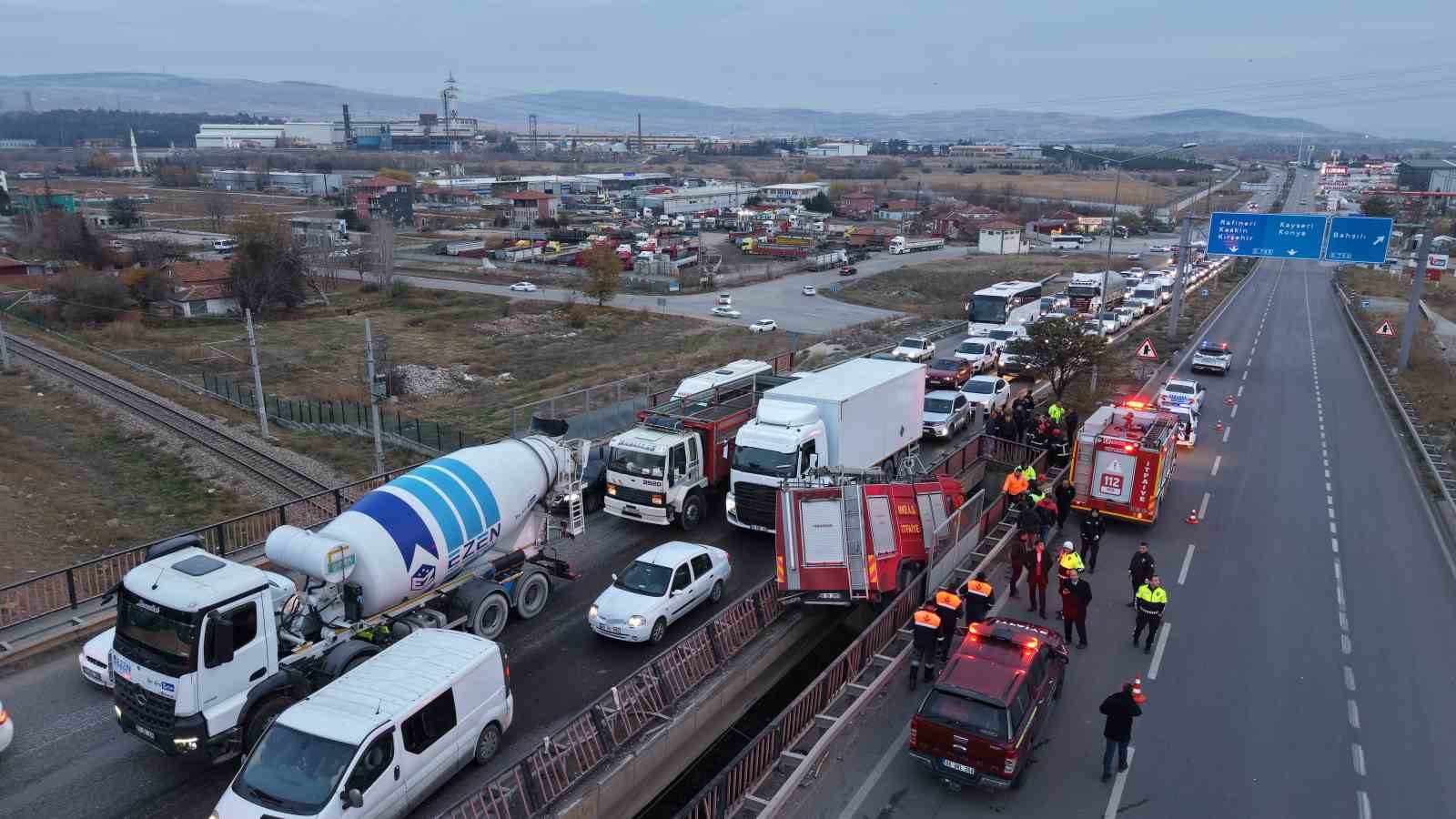 Yüksek gerilim tellerine ramak kala, itfaiye aracı köprü arasında sıkıştı: 3 personel yaralı 7 yuksek gerilim tellerine ramak kala itfaiye araci kopru arasinda sikisti 3 personel yarali 3 s4qwAa9S