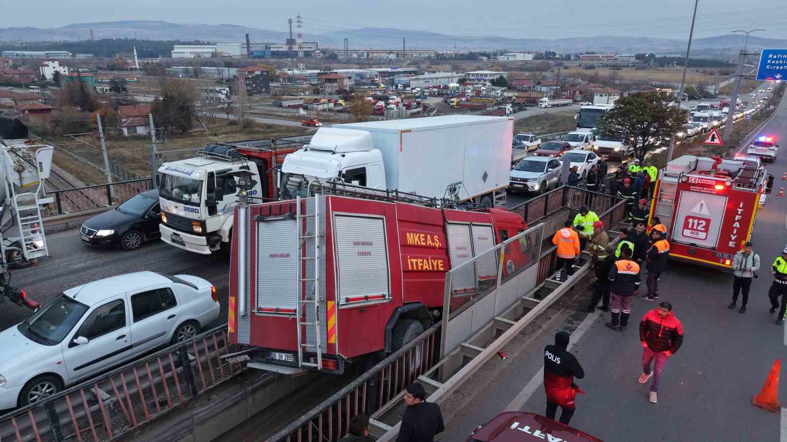 Yüksek gerilim tellerine ramak kala, itfaiye aracı köprü arasında sıkıştı: 3 personel yaralı 8 yuksek gerilim tellerine ramak kala itfaiye araci kopru arasinda sikisti 3 personel yarali 4 QvlKLn8u