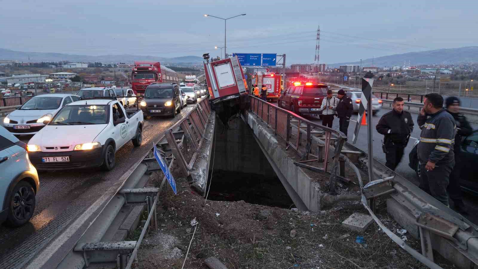 Yüksek gerilim tellerine ramak kala, itfaiye aracı köprü arasında sıkıştı: 3 personel yaralı 9 yuksek gerilim tellerine ramak kala itfaiye araci kopru arasinda sikisti 3 personel yarali 5 srlItg9e